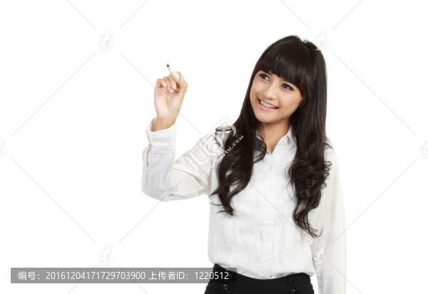 快樂(lè)微笑的年輕商業(yè)女性在屏幕上用黑色標(biāo)記書寫或繪畫；在白色背景上孤立