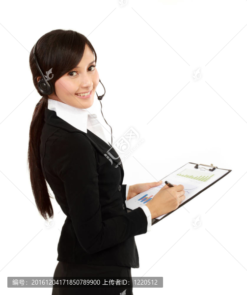 年輕女商人談耳機和手持文件
