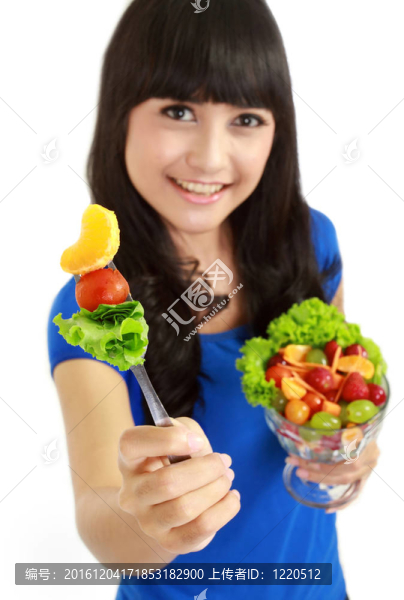 漂亮女孩吃水果沙拉；健康新鮮早餐；節(jié)食和保健理念。在白色背景下