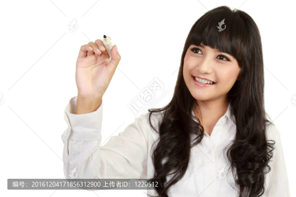快樂微笑的年輕商業(yè)女性在屏幕上用黑色標記書寫或繪畫；在白色背景上孤立