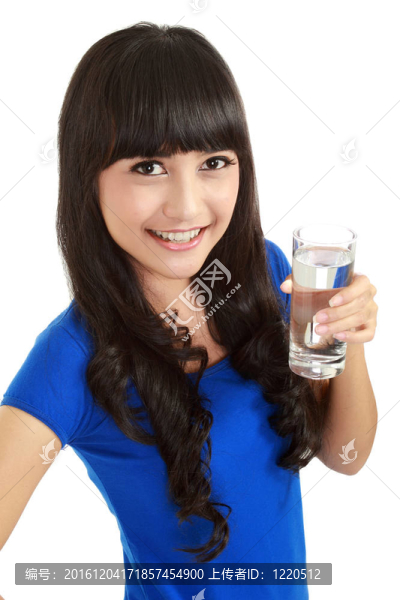 美麗的少女喝玻璃水