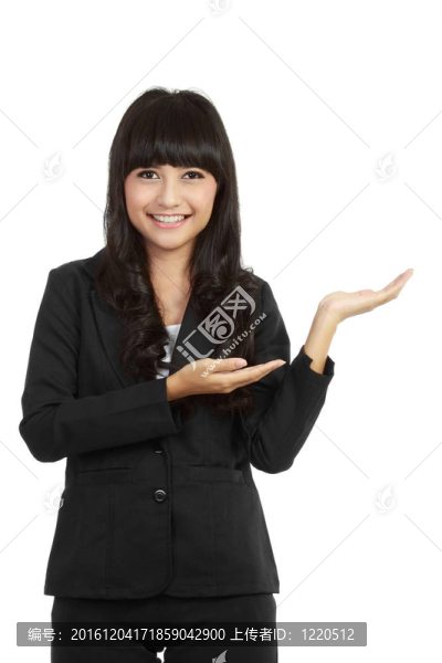 漂亮的商人用手拿東西