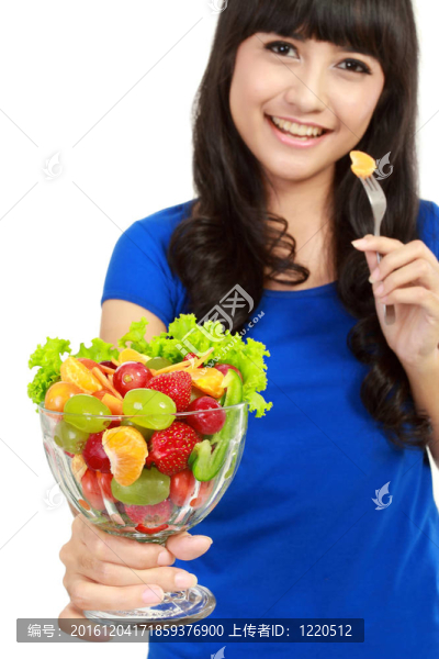 漂亮女孩吃水果沙拉；健康新鮮早餐；節(jié)食和保健理念。在白色的背景