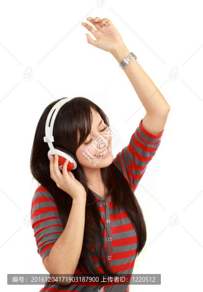美女用耳機聽音樂