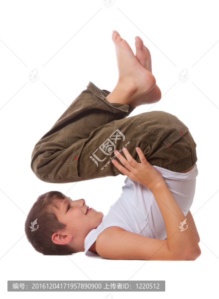 這個男孩進(jìn)行體操鍛煉