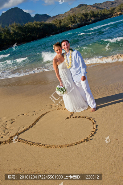 剛剛結(jié)婚。海灘上美麗的年輕情侶。