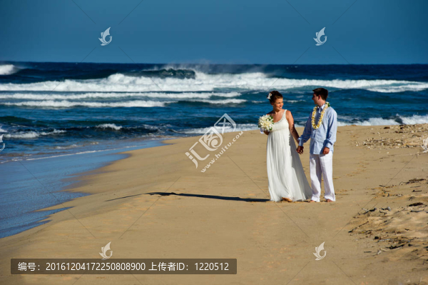 剛剛結(jié)婚。海灘上美麗的年輕情侶。