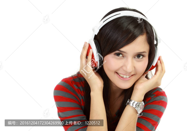 可愛的年輕女子帶著音樂跳舞