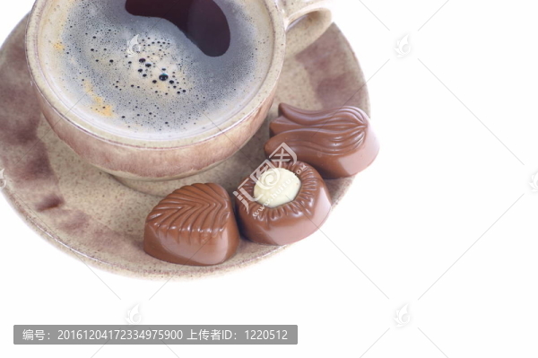 果仁巧克力杯黑咖啡與白