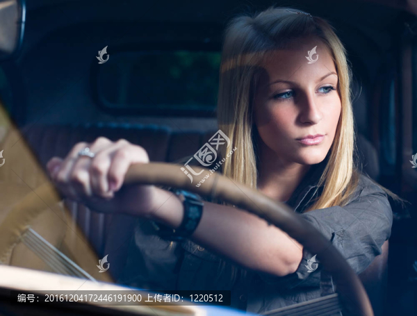 美麗的年輕金發(fā)女孩在黑色老爺車。