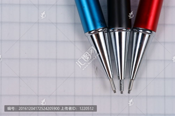 筆記本的空白頁(yè)；黑色；紅色；藍(lán)色鉛筆