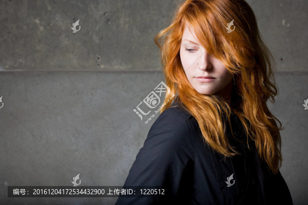 穆迪的描繪了一個(gè)美麗的紅發(fā)女孩年輕時(shí)尚與沉思的表達(dá)。