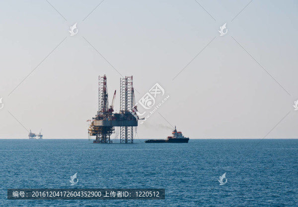 供應(yīng)船和石油鉆機(jī)