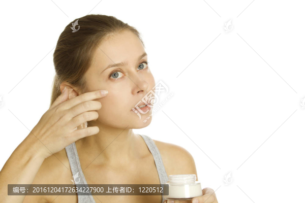 美麗女孩抱著奶油