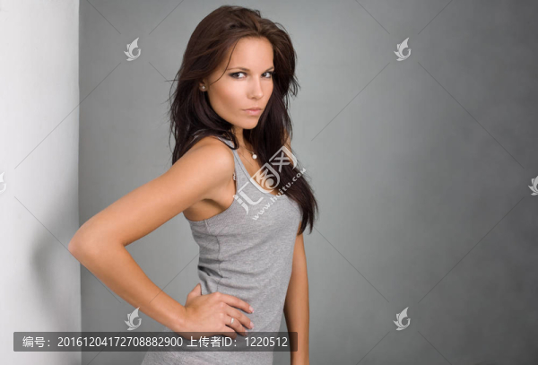 黑發(fā)美女。