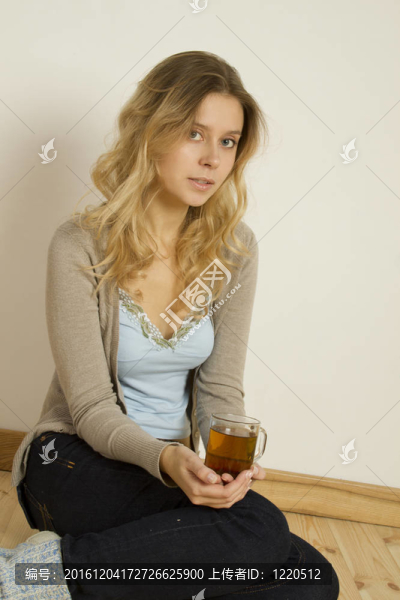 漂亮的年輕女人在家