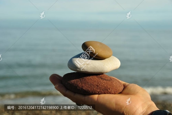 拿著石頭