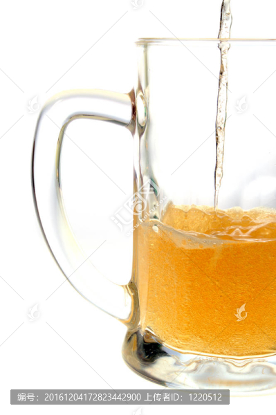啤酒倒入白色背景馬克杯