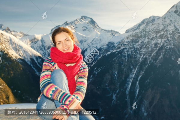 迷人的女孩在冬季阿爾卑斯山