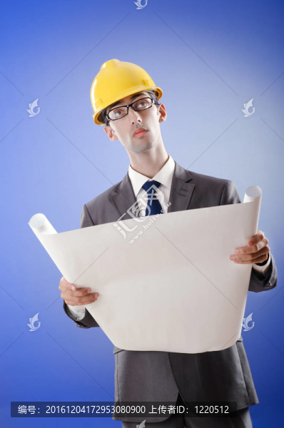 年輕的建筑師圖紙和安全帽