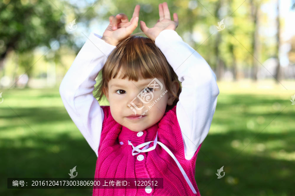 夏日公園里的小女孩