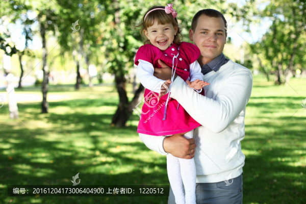 父親與女兒在夏日公園