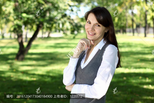 夏日公園的年輕女子