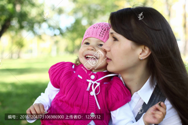 母親和女兒在夏日公園
