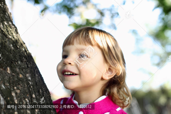 夏日公園里的小女孩