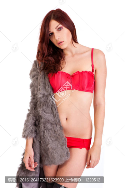 穿著毛皮大衣的年輕漂亮女孩