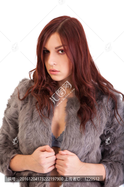 穿著毛皮大衣的年輕漂亮女孩
