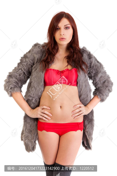 穿著毛皮大衣的年輕漂亮女孩