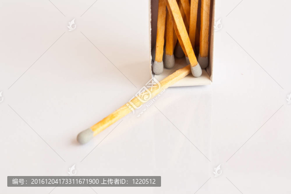 灰色背景與白色背景的火柴盒