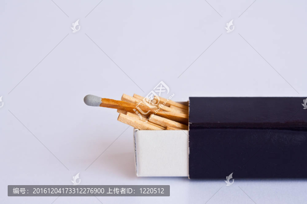 灰色背景與白色背景的火柴盒