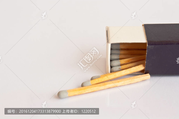 灰色背景與白色背景的火柴盒