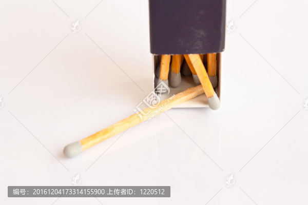 灰色背景與白色背景的火柴盒