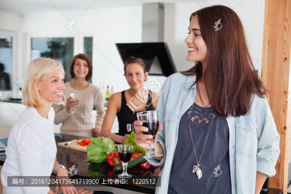 女性朋友在廚房里喝飲料