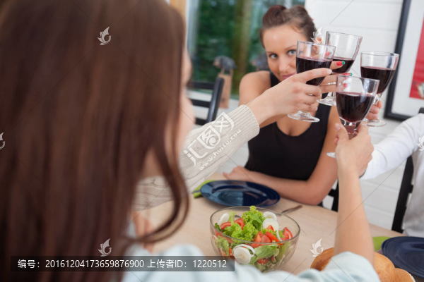 女朋友敬酒