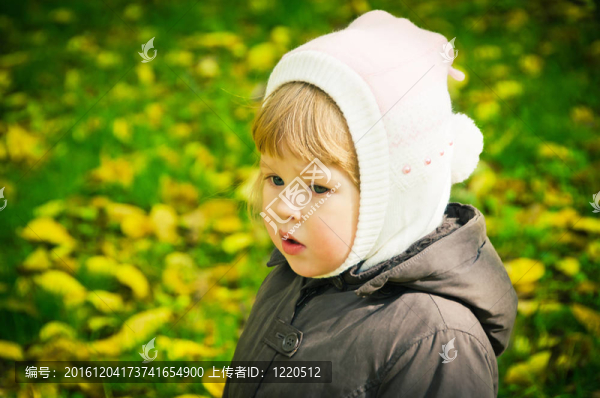 秋天公園散步的孩子