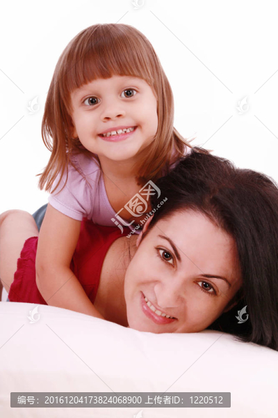 一個(gè)母親和她的女?huà)胩稍诖采希诎咨尘吧衔⑿Φ漠?huà)像