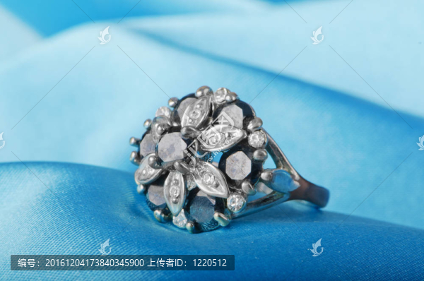緞面上的珠寶戒指