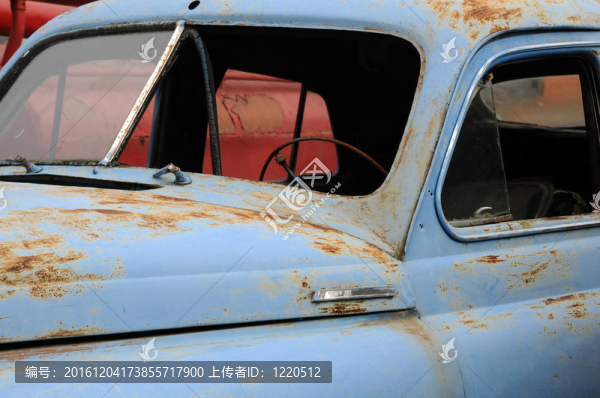 關閉車窗生銹的汽車
