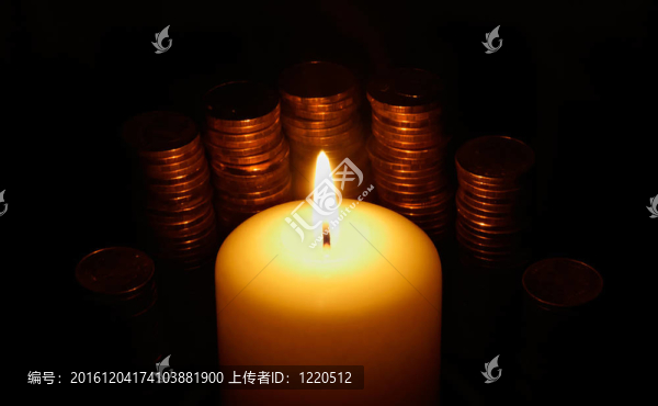 燃燒的蠟燭和金幣