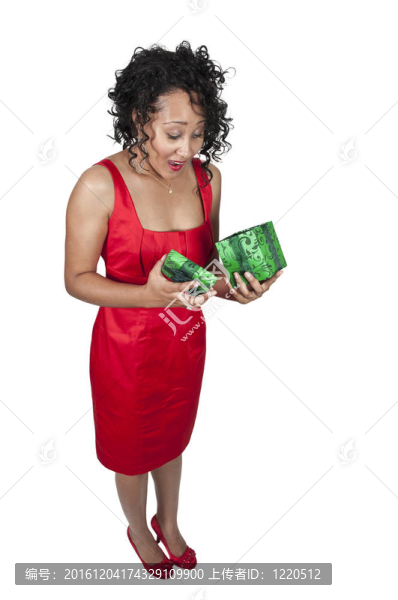 黑人婦女打開圣誕禮物或生日禮物