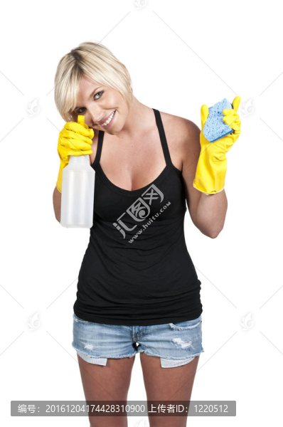 女人打掃房子