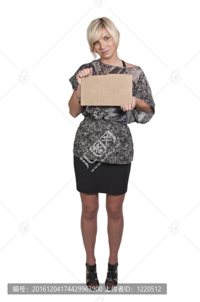 拿著一個(gè)空白符號(hào)的女人