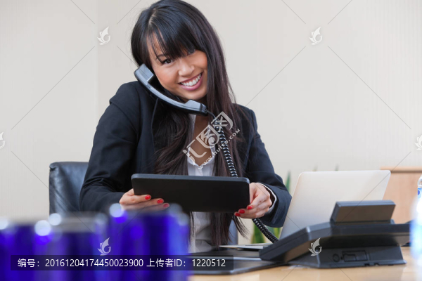 商業(yè)女性在電話上的肖像