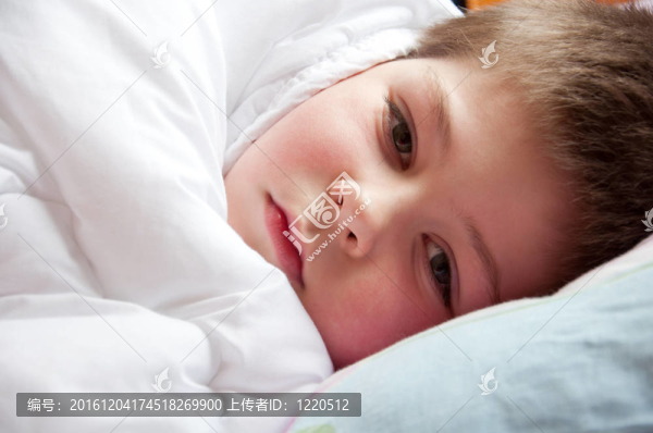 生病的男孩躺在床上。餐桌上的毒品