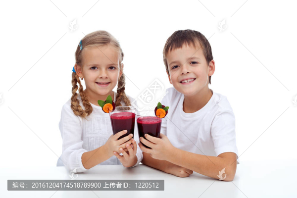 鼓勵孩子碰杯新鮮甜菜根汁
