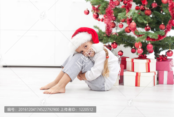 圣誕樹下的快樂小女孩
